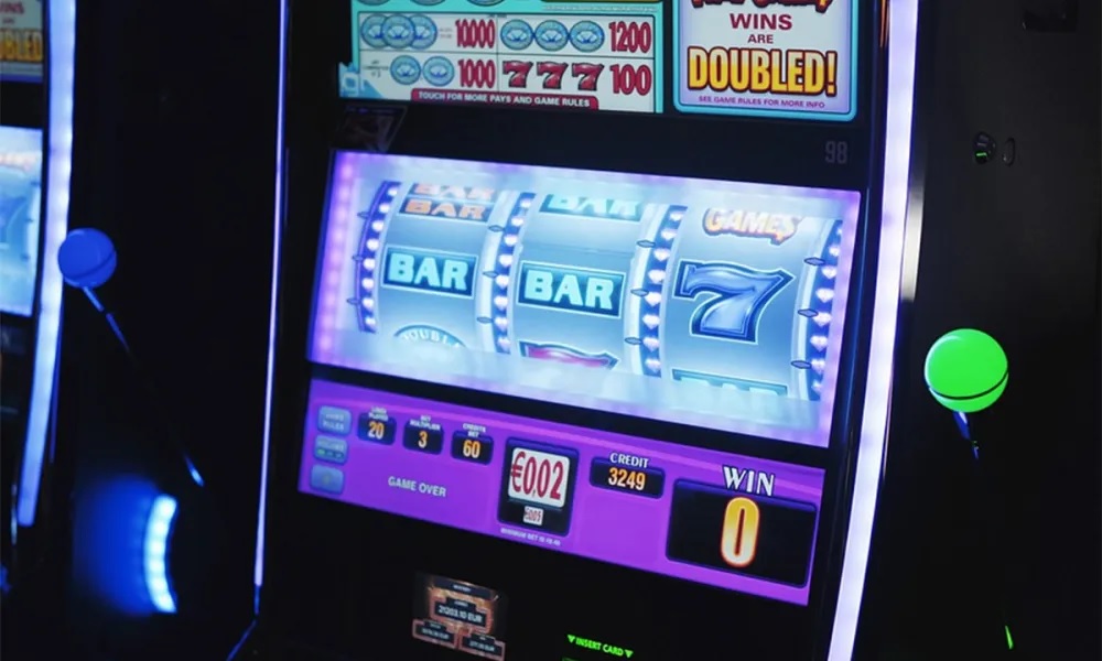How are online slot machines programmed to ensure fairness